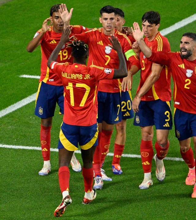 Spaniens Stürmer Nr. 19 Lamine Yamal, Spaniens Stürmer Nr. 07 Alvaro Morata, Spaniens Verteidiger Nr. 03 Robin Le Normand, Spaniens Verteidiger Nr. 02 Dani Carvajal und Spaniens Mittelfeldspieler Nr. 17 Nico Williams feiern nach einem Eigentor, das Spanien während des Spiels in Führung bringt