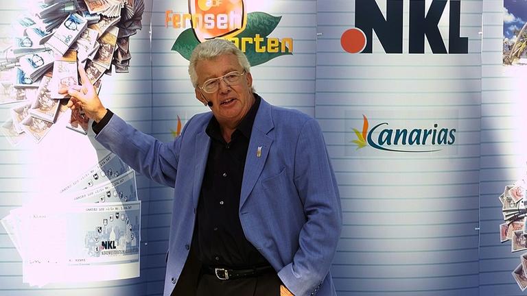 Dieter Thomas heck steht vor Fernsehgarten Schild