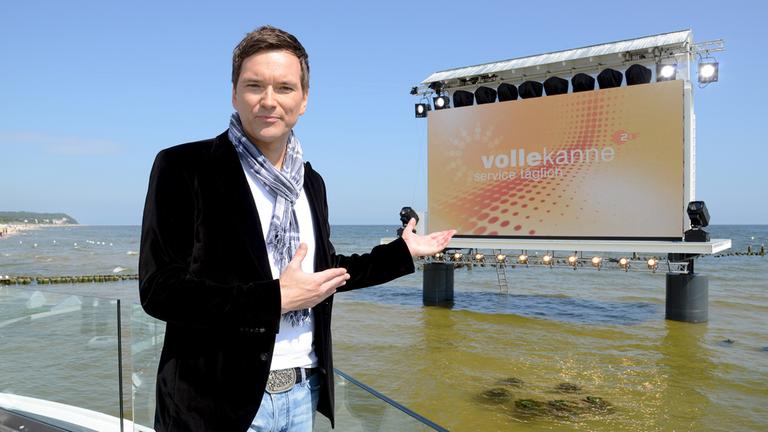 Ingo Nommsen steht auf Brücke am Meer