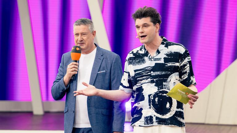Lutz van der Horst und Joachim Llambi stehen auf Bühne des Fernsehgartens