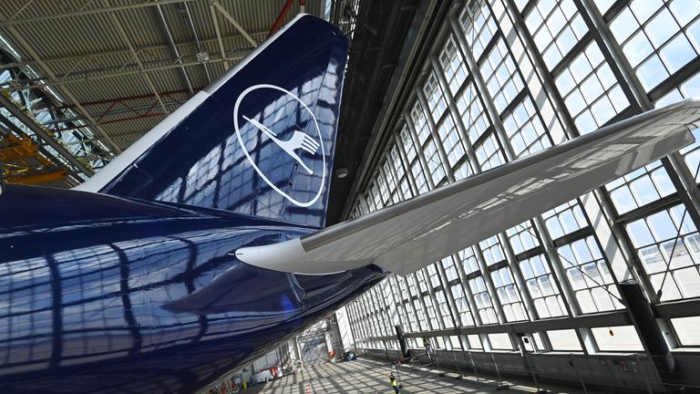 München: EIn Lufthansa-Flugzeug in der Jubiläumslackierung zum 100-jährigen Bestehen der Lufthansa. 