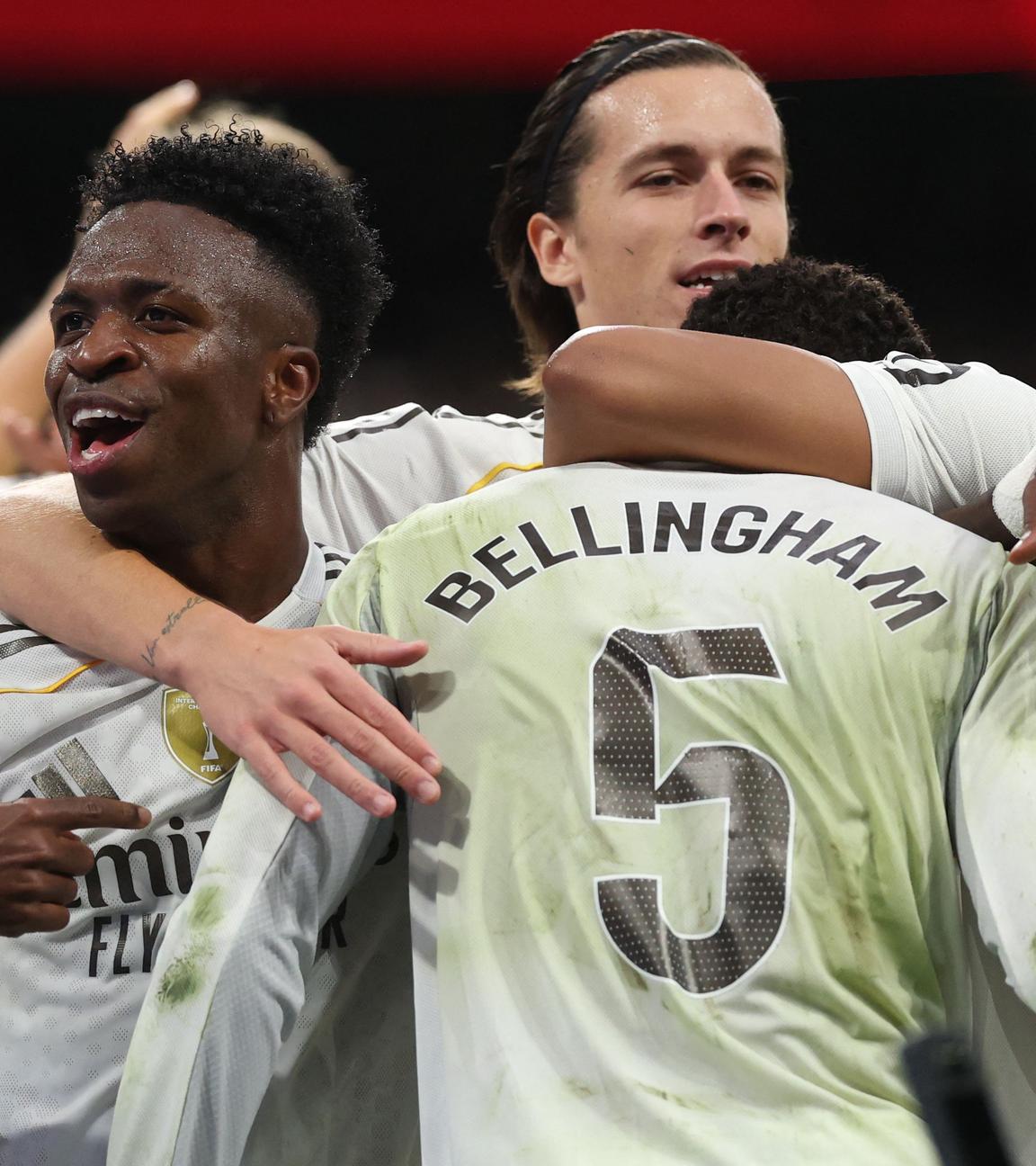 Jude Bellingham erzielt das zweite Tor für Real Madrid im La-Liga-Spiel gegen Barcelona und jubelt mit seinen Mitspielern.