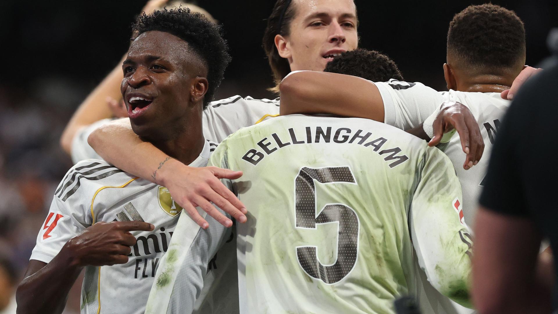 Jude Bellingham erzielt das zweite Tor für Real Madrid im La-Liga-Spiel gegen Barcelona und jubelt mit seinen Mitspielern.