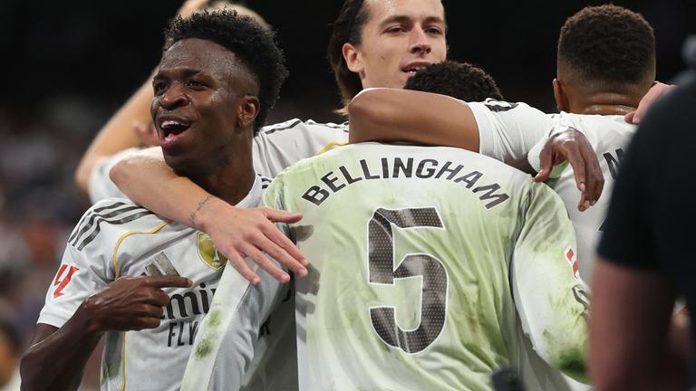Jude Bellingham erzielt das zweite Tor für Real Madrid im La-Liga-Spiel gegen Barcelona und jubelt mit seinen Mitspielern.