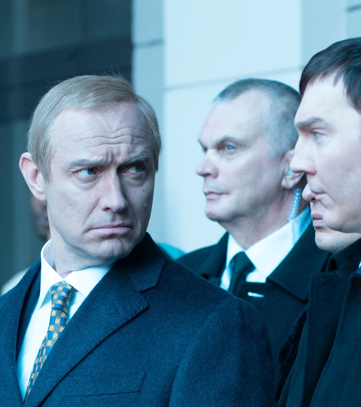 Dieses Bild zeigt Jude Law als Wladimir Putin (links) und Paul Dano als Vadim Baranov in einer Szene aus „The Wizard of the Kremlin“. 