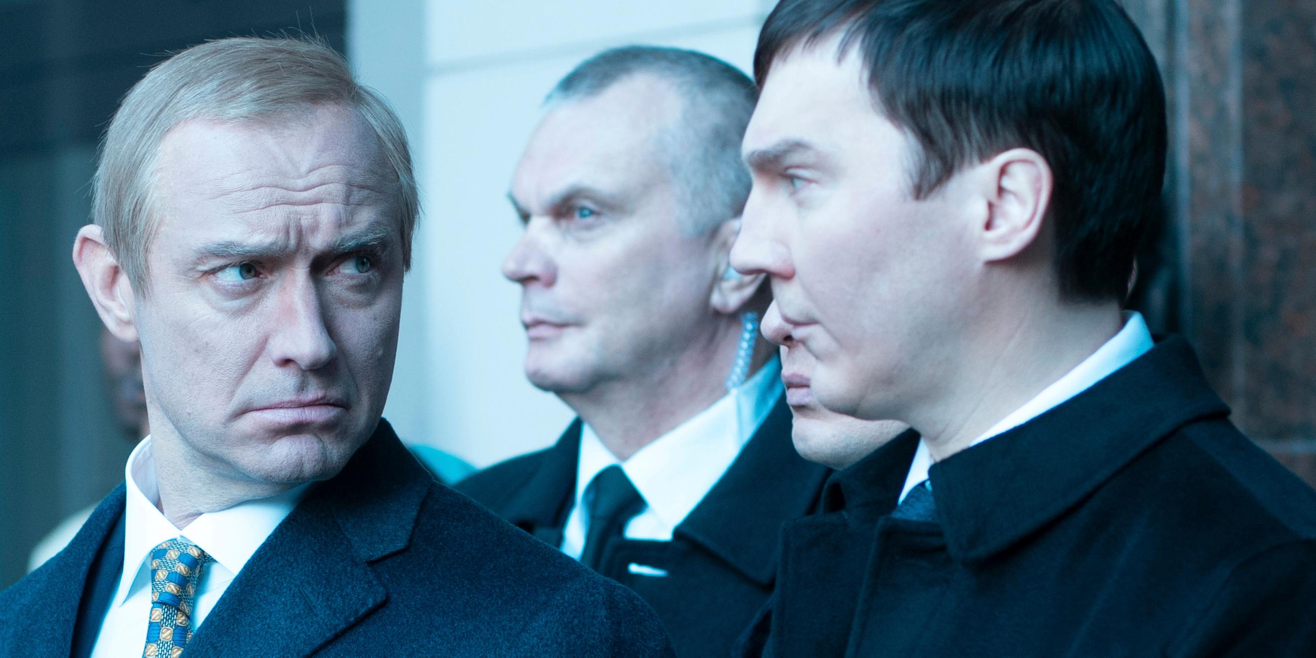 Dieses Bild zeigt Jude Law als Wladimir Putin (links) und Paul Dano als Vadim Baranov in einer Szene aus „The Wizard of the Kremlin“. 