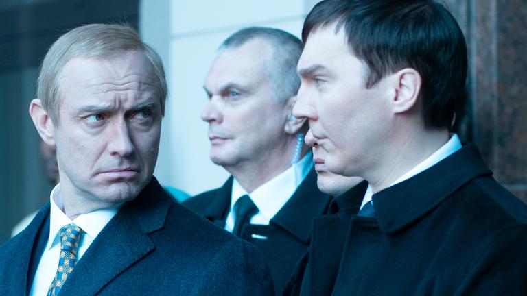 Dieses Bild zeigt Jude Law als Wladimir Putin (links) und Paul Dano als Vadim Baranov in einer Szene aus „The Wizard of the Kremlin“. 