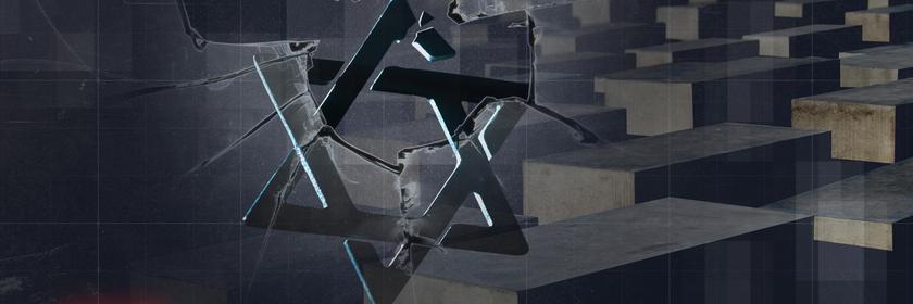 Bildmontage: Zerschlagene Glasscheibe mit zerbrochenem Davidstern vor Holocaust-Mahnmal in Berlin.