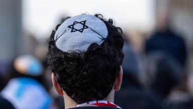 Mann trägt Kippa mit Davidstern