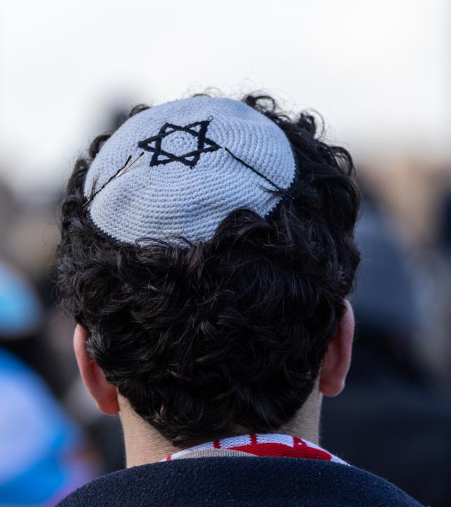 Mann trägt Kippa mit Davidstern