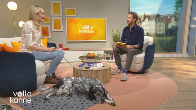 Tierärztin Judith Schönenstein mit Hund im Volle-Kanne-Studio mit Florian Weiss