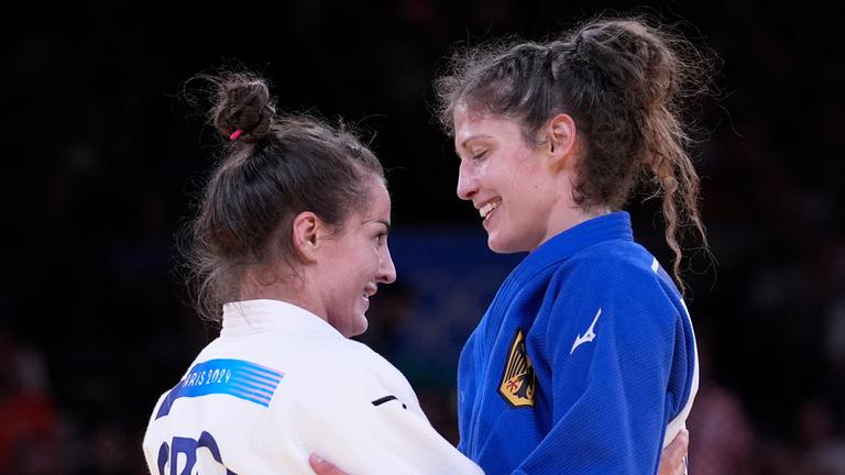 Die kroatische Kämpferin Barbara Matic (links) jubelt nach ihrem Sieg über die deutsche Kämpferin Miriam Butkereit.