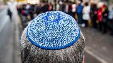 Ein Mann trägt eine Kippa.