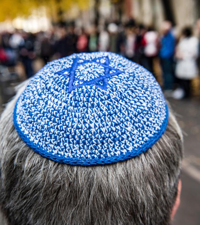 Ein Mann trägt eine Kippa.