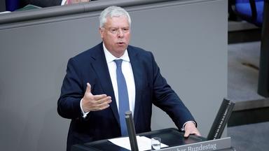 Jürgen Hardt spricht auf der 80. Sitzung des 21. Deutschen Bundestages am Rednerpult 