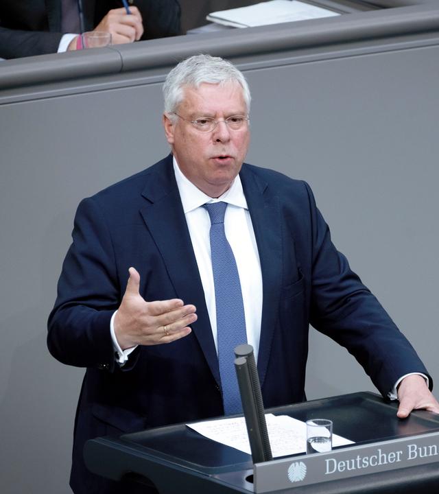 Jürgen Hardt spricht auf der 80. Sitzung des 21. Deutschen Bundestages am Rednerpult 