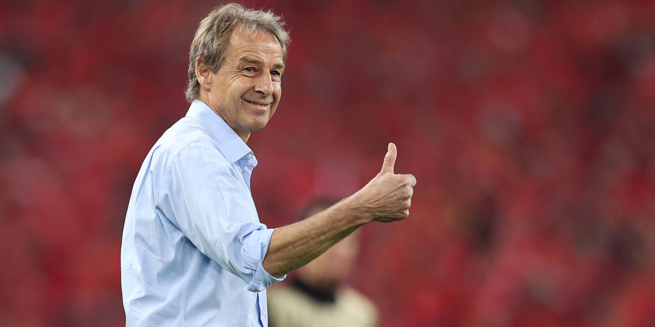 Jürgen Klinsmann zeigt den Daumen während des Spiel zwischen China und Südkorea im Shenzhen Universiade Sports Centre.