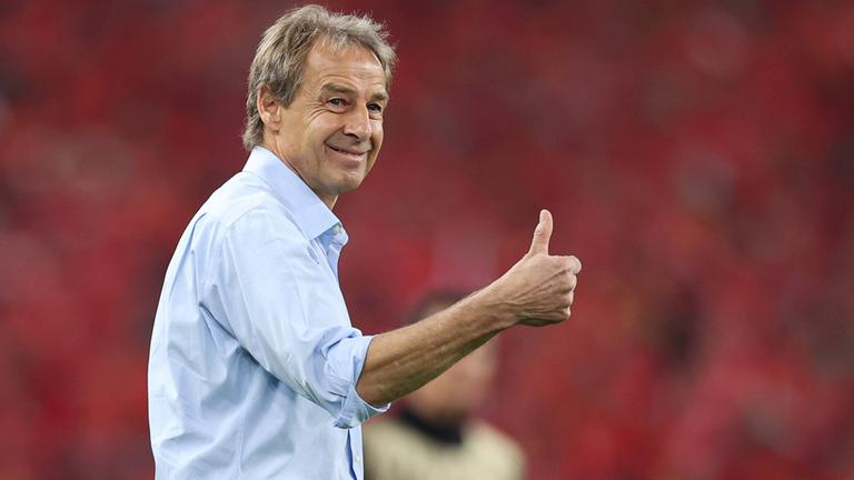 Jürgen Klinsmann zeigt den Daumen während des Spiel zwischen China und Südkorea im Shenzhen Universiade Sports Centre.