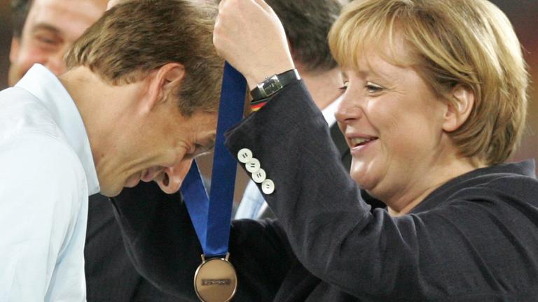 Jürgen Klinsmann und Angela Merkel (Archivfoto)