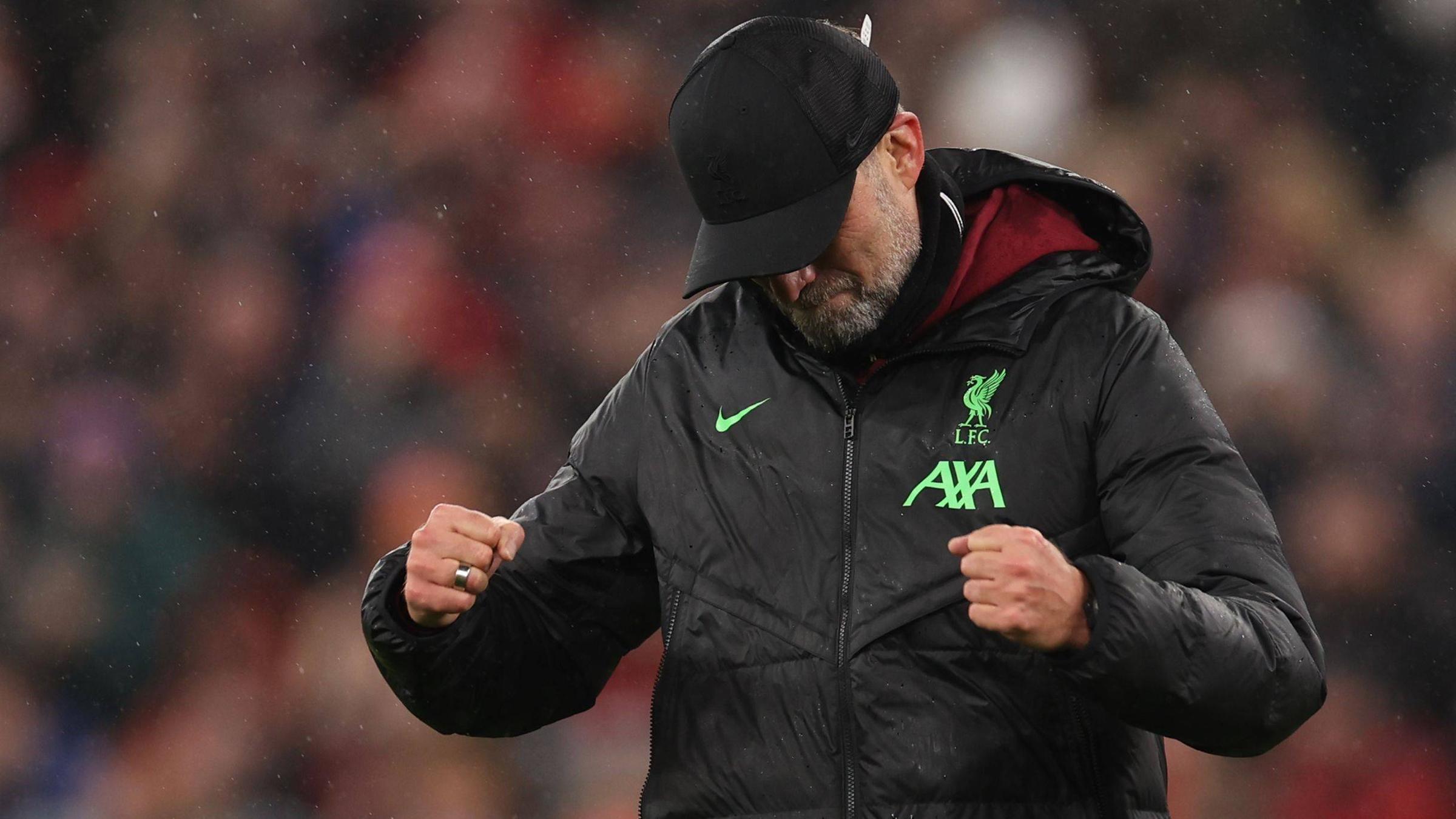 Jürgen Klopp, Manager von Liverpool, mit Ehering an seiner rechten Hand am 01.01.2024.