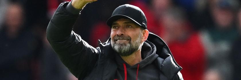 Liverpools Trainer Jürgen Klopp jubelt nach dem Sieg gegen Brighton am 31.03.2024.