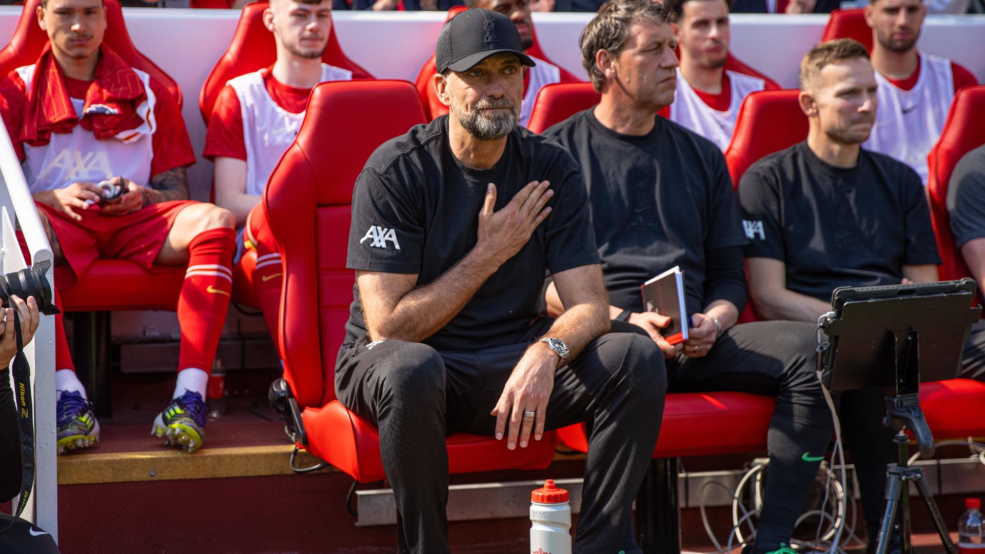 Liverpools Trainer Jürgen Klopp begrüßt die Fans vor dem Spiel am 19.05.2024.