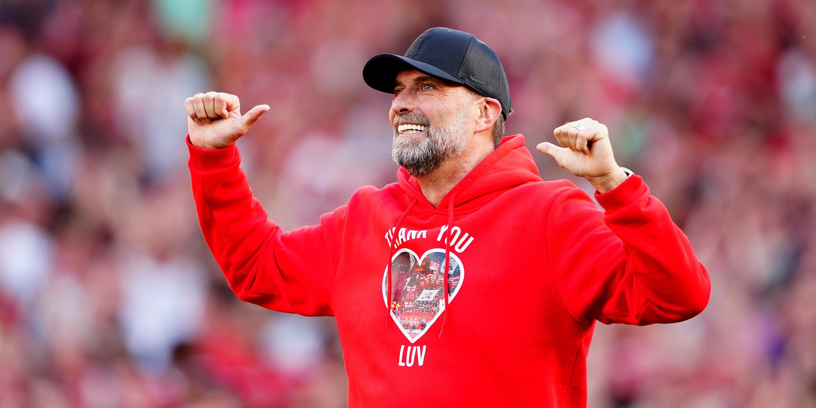 Liverpools Trainer Jürgen Klopp verabschiedet sich bei den Fans, aufgenommen am 19.05.2024