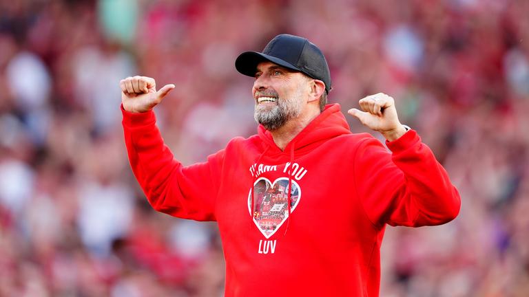 Liverpools Trainer Jürgen Klopp verabschiedet sich bei den Fans, aufgenommen am 19.05.2024