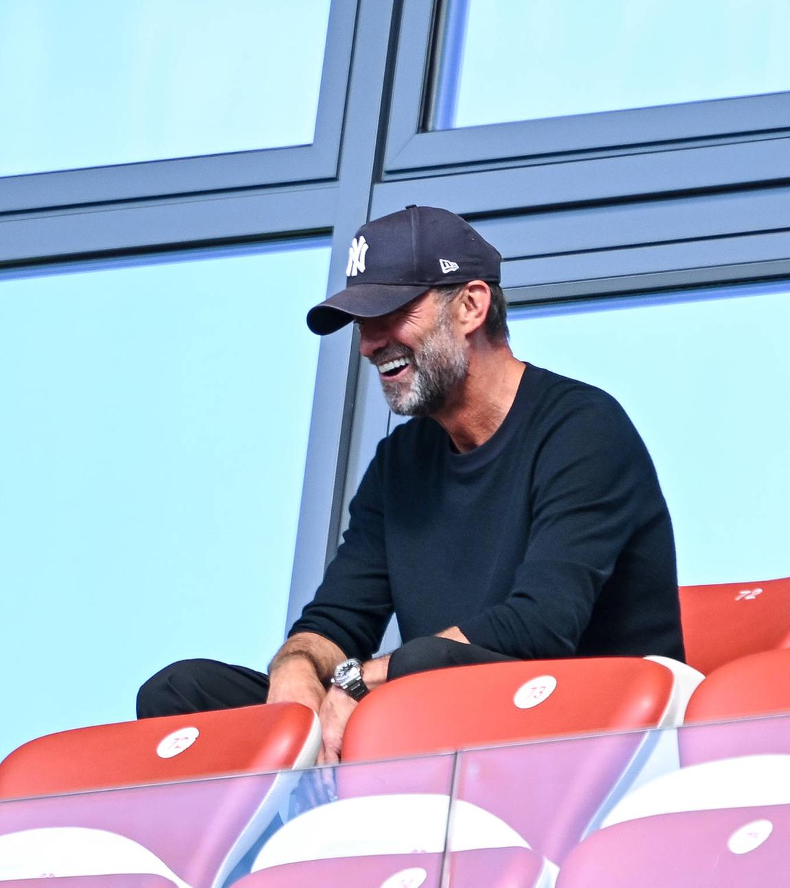 Jürgen Klopp sitzt lachend während dem Spiel RB Leipzig gegen 1. FC Heidenheim im Stadion am 30.08.2025.