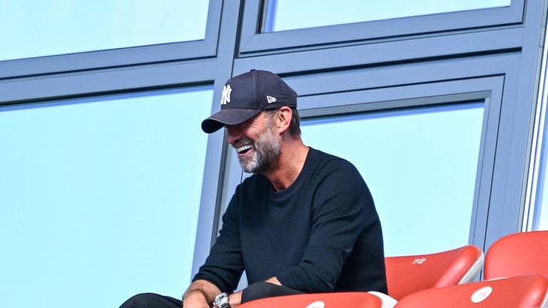 Jürgen Klopp sitzt lachend während dem Spiel RB Leipzig gegen 1. FC Heidenheim im Stadion am 30.08.2025.