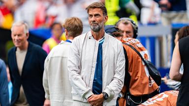 Jürgen Klopp steht als TV-Experte bei der WM-Partie zwischen Deutschland und Curacao in Houston neben dem Spielfeldrand 
