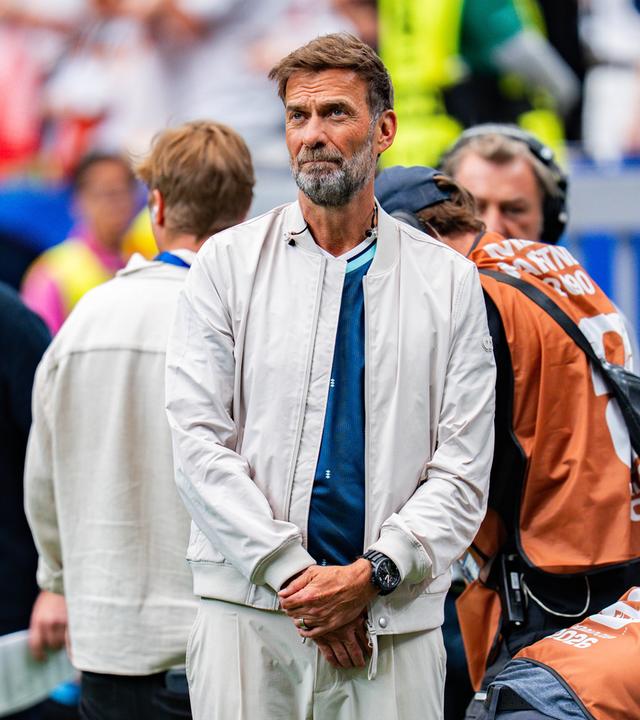 Jürgen Klopp steht als TV-Experte bei der WM-Partie zwischen Deutschland und Curacao in Houston neben dem Spielfeldrand 