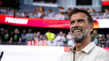 Jürgen Klopp beobachtet das Elfmeterschießen am 29.06.2026 .