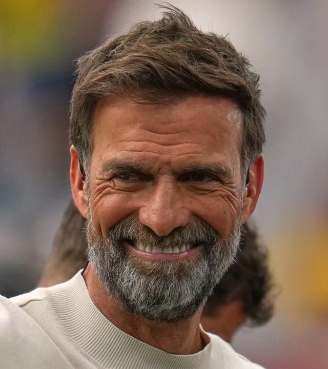 Jürgen Klopp winkt den Fans vor dem Achtelfinalspiel der Fußball-WM zwischen der Schweiz und Kolumbien in Vancouver (Kanada) zu. 7. Juli 2026.