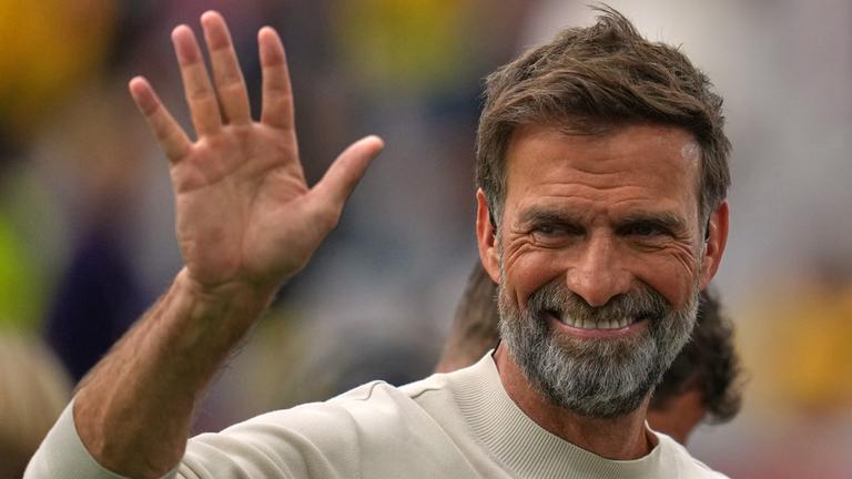 Jürgen Klopp winkt den Fans vor dem Achtelfinalspiel der Fußball-WM zwischen der Schweiz und Kolumbien in Vancouver (Kanada) zu. 7. Juli 2026.
