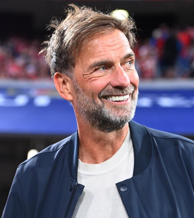 Bundestrainer Jürgen Klopp lächelt an der Kamera vorbei am 28.08.2026.