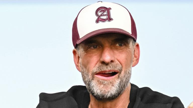 Fußball: FC Augsburg - FC Schalke 04 in der WWK-Arena. Bundestrainer Jürgen Klopp unter den Zuschauern