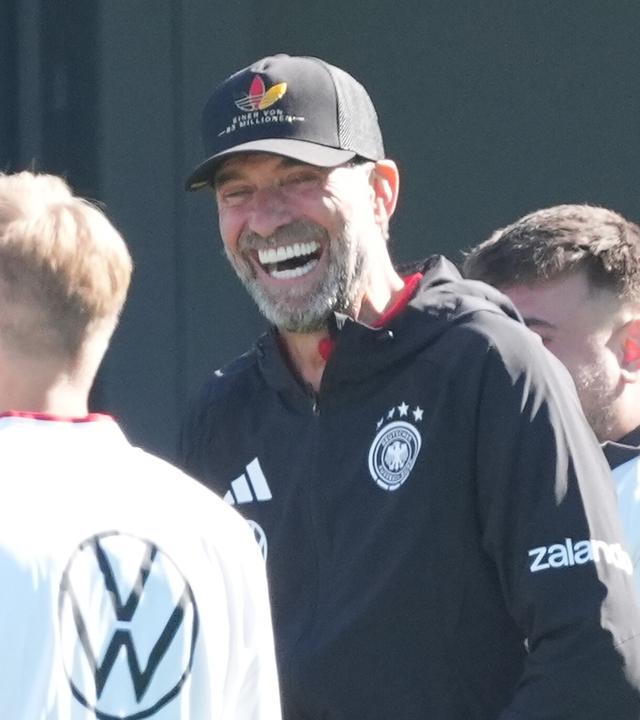 Jürgen Klopp während des Trainings mit der Deutschen Fußballnationalmannschaft.
