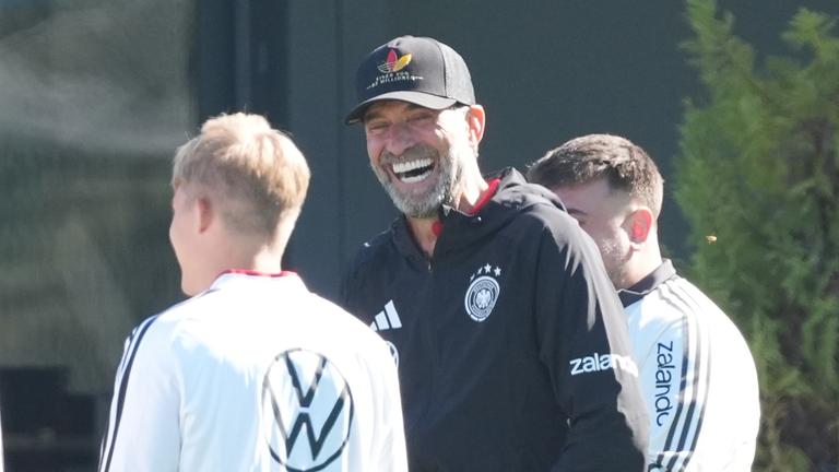 Jürgen Klopp während des Trainings mit der Deutschen Fußballnationalmannschaft.
