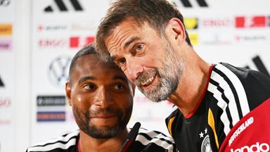 Bundestrainer Jürgen Klopp und Nationalspieler Jonathan Tah bei der Pressekonferenz vor dem Nations-League-Spiel gegen Griechenland.