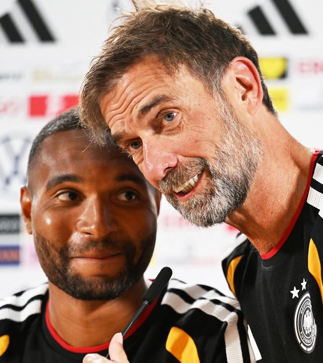 Bundestrainer Jürgen Klopp und Nationalspieler Jonathan Tah bei der Pressekonferenz vor dem Nations-League-Spiel gegen Griechenland.