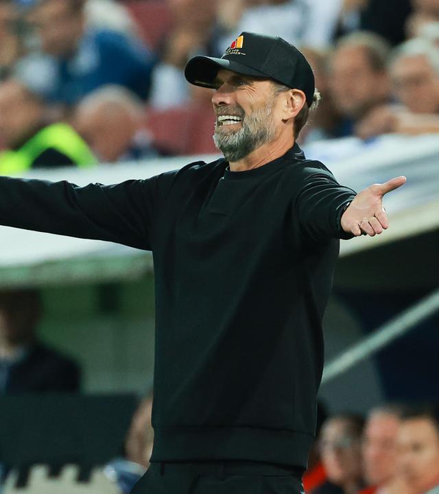 Jürgen Klopp gestikuliert am Spielfeldrand im Spiel gegen Griechenland