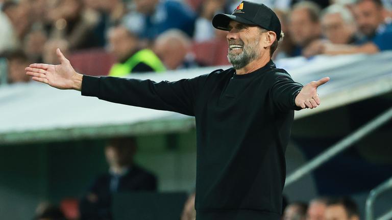 Jürgen Klopp gestikuliert am Spielfeldrand im Spiel gegen Griechenland
