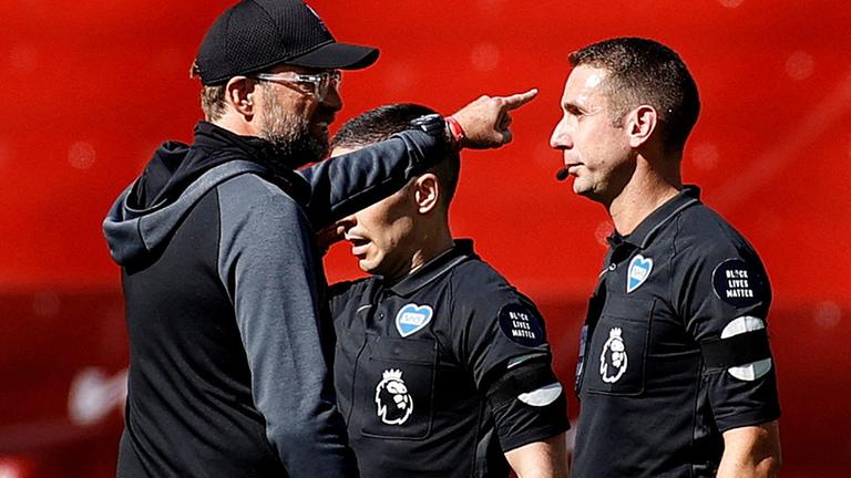 Juergen Klopp spricht mit Schiedsrichter David Coote