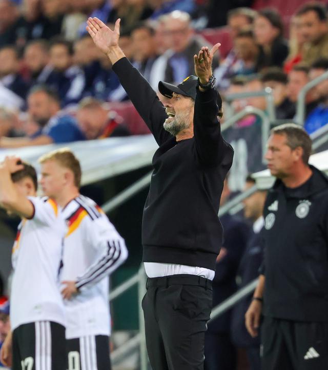 Bundestrainer Jürgen Klopp (Deutschland) reagiert.