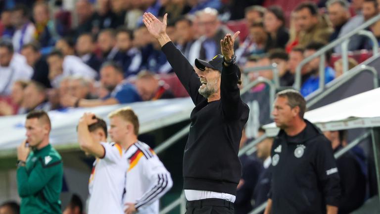 Bundestrainer Jürgen Klopp (Deutschland) reagiert.