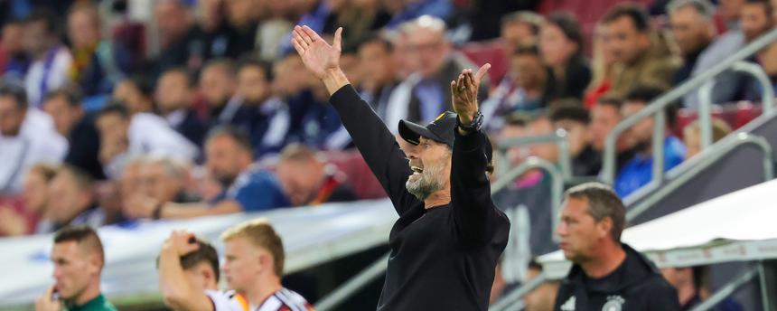 Bundestrainer Jürgen Klopp (Deutschland) reagiert.