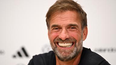 23.09.2026, Niederlande, Amsterdam: Fußball: Nationalmannschaft, Deutschland, Pressekonferenz vor dem ersten Nations-League-Spiel gegen die Niederlande. Bundestrainer Jürgen Klopp lächelt bei der Pressekonferenz. Foto: Federico Gambarini/dpa