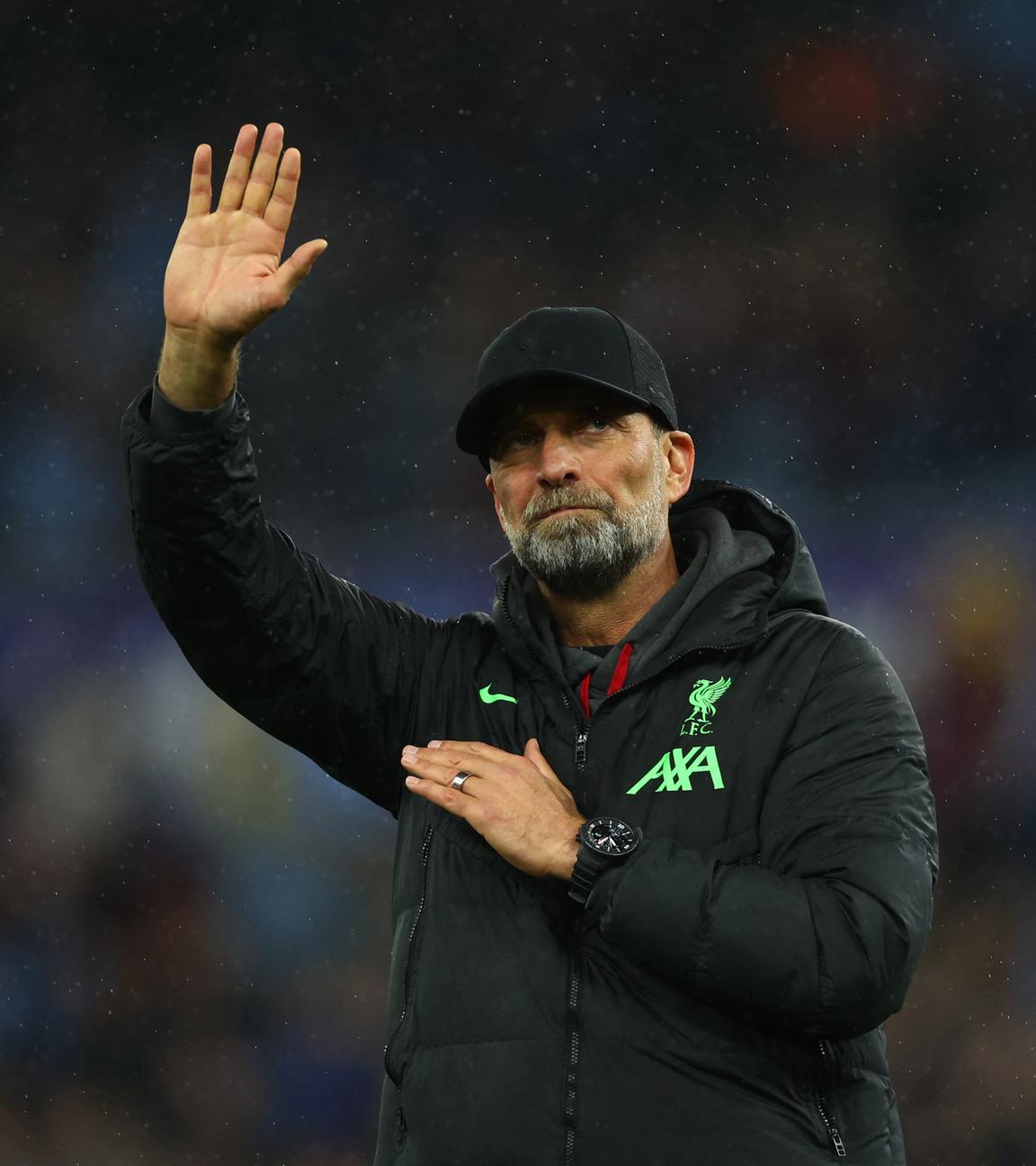 Jürgen Klopp winkt den Fans nach seinem letzten Auswärtsspiel als Liverpool-Trainer zu.