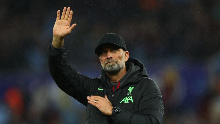 Jürgen Klopp winkt den Fans nach seinem letzten Auswärtsspiel als Liverpool-Trainer zu.